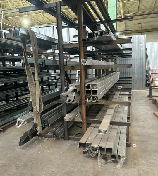 hranenie metallicheskih profiley na stellazhah